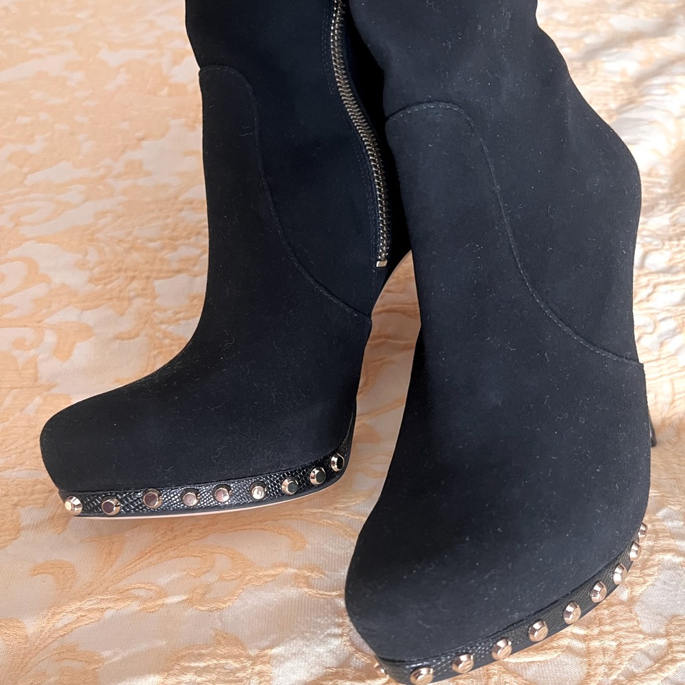 Michel Kors calf boot. Soft suede